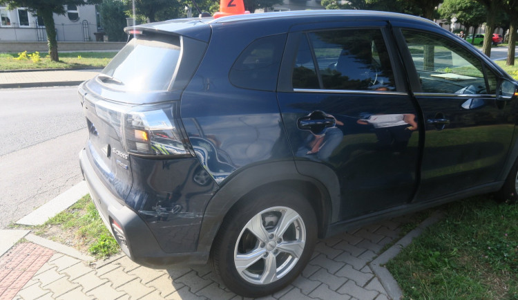 Muž se čtyřmi promile boural v Hranicích. Zachránit ho měla spolujezdkyně, rovněž notně opilá