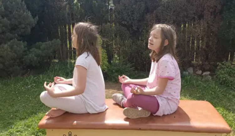 Postižená dvojčátka s obrovskou silou. K lepšímu životu jim může pomoct pár tisícovek