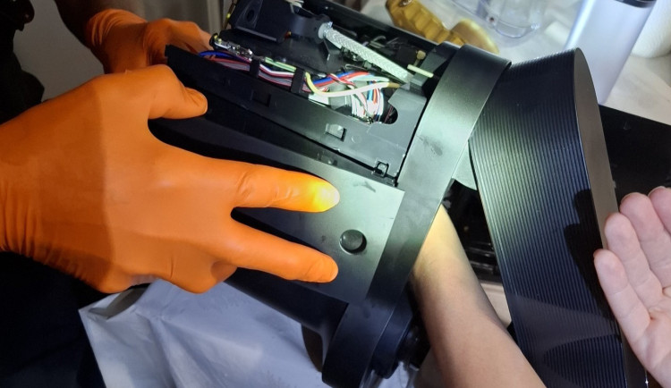 Ruka zůstala trčet v kávovaru. Ženě z Olomouce museli pomoci hasiči, přístroj ovšem zásah nepřežil