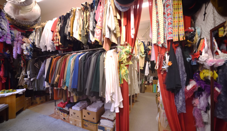 Desítky kostýmů nabízí k prodeji plzeňské Divadlo J. K. Tyla. Nejdražší stojí 500 Kč