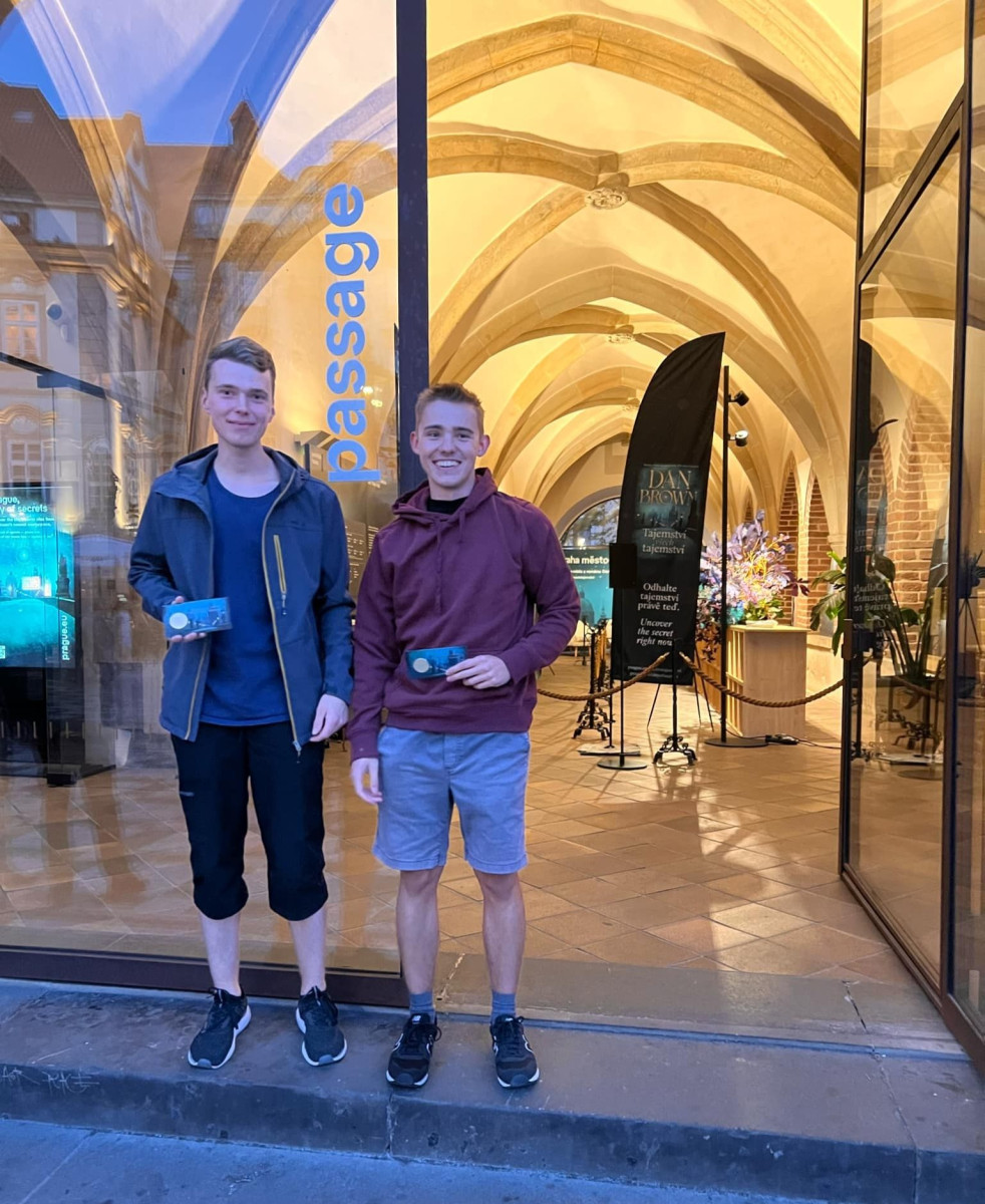 Dominik a Honza čekali ve frontě přes noc.