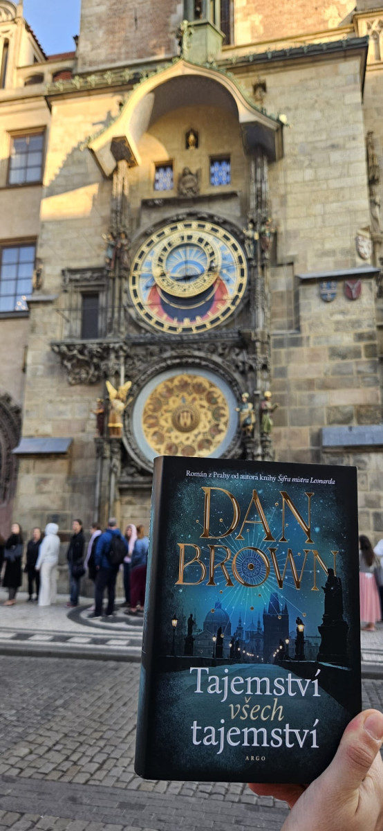 Ve Staroměstské radnici prodávají novou Brownovu knihu, lidé čekali přes noc