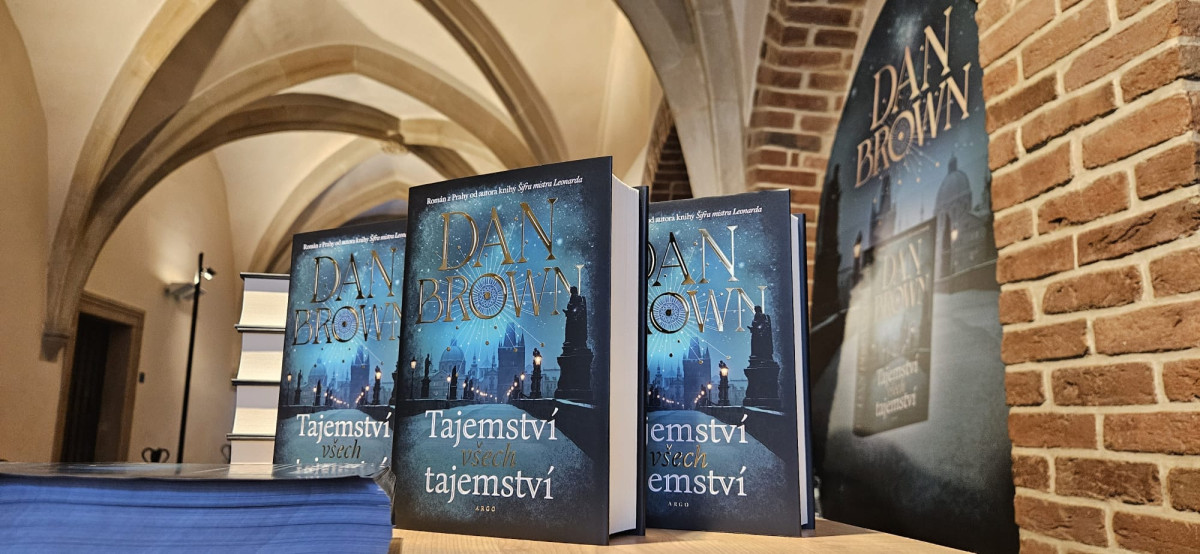 Ve Staroměstské radnici prodávají novou Brownovu knihu, lidé čekali přes noc