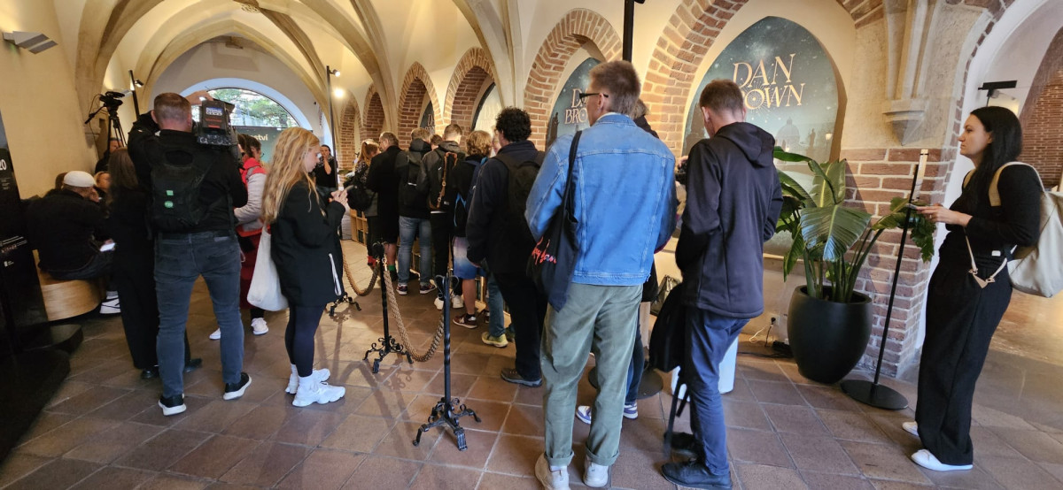 Ve Staroměstské radnici prodávají novou Brownovu knihu, lidé čekali přes noc