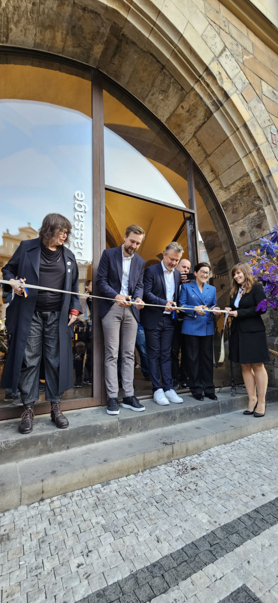 Ve Staroměstské radnici prodávají novou Brownovu knihu, lidé čekali přes noc