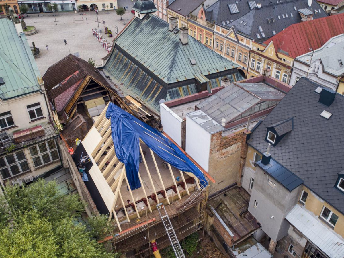Rekonstrukce historického domu ve Dvoře Králové pokračuje. Střecha bude do zimy
