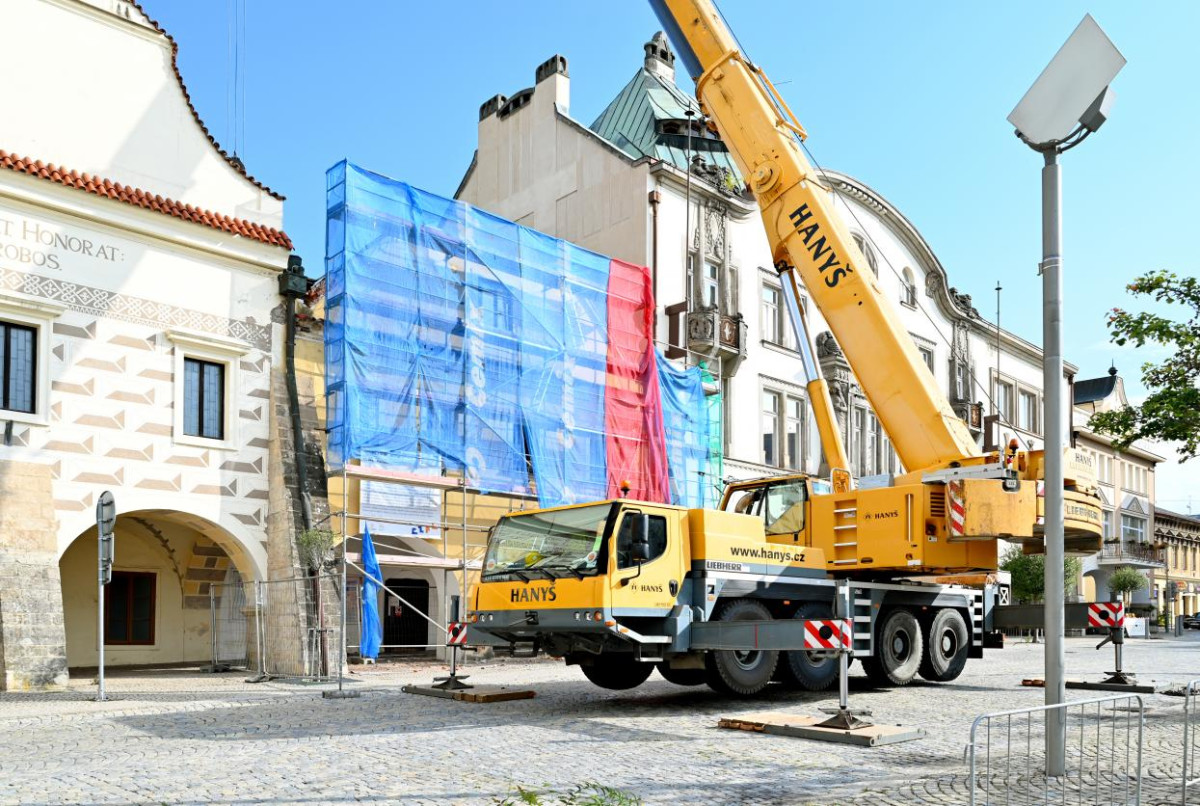 Rekonstrukce historického domu ve Dvoře Králové pokračuje. Střecha bude do zimy
