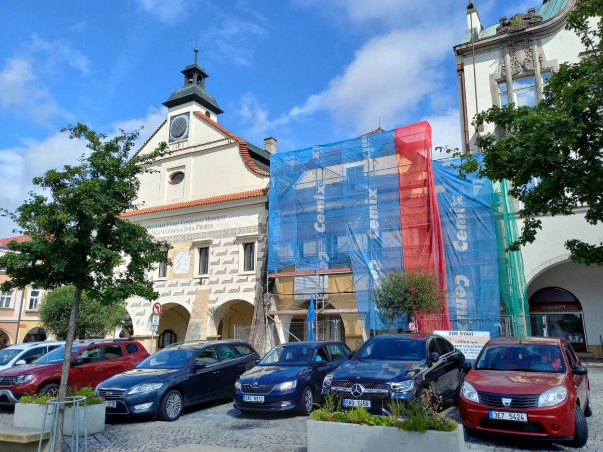 Rekonstrukce historického domu ve Dvoře Králové pokračuje. Střecha bude do zimy