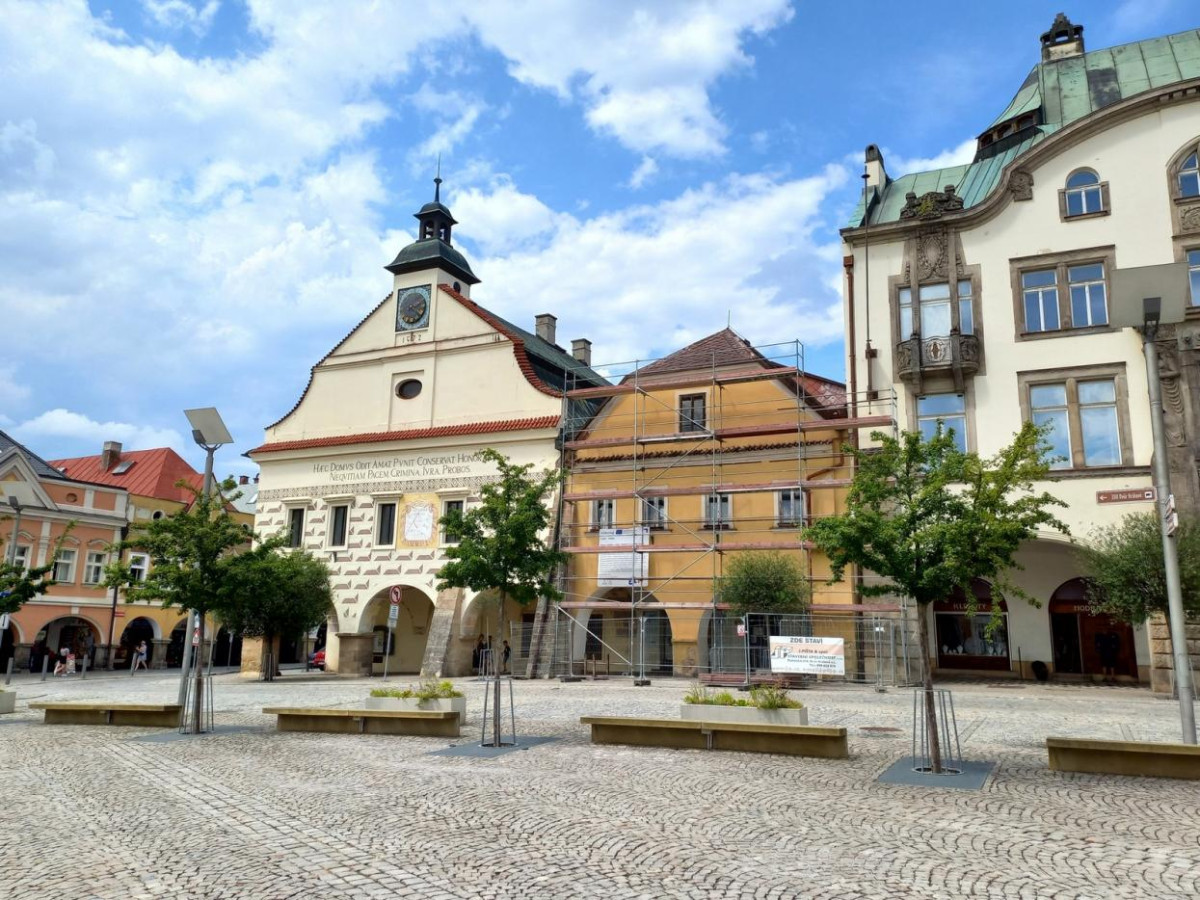 Rekonstrukce historického domu ve Dvoře Králové pokračuje. Střecha bude do zimy