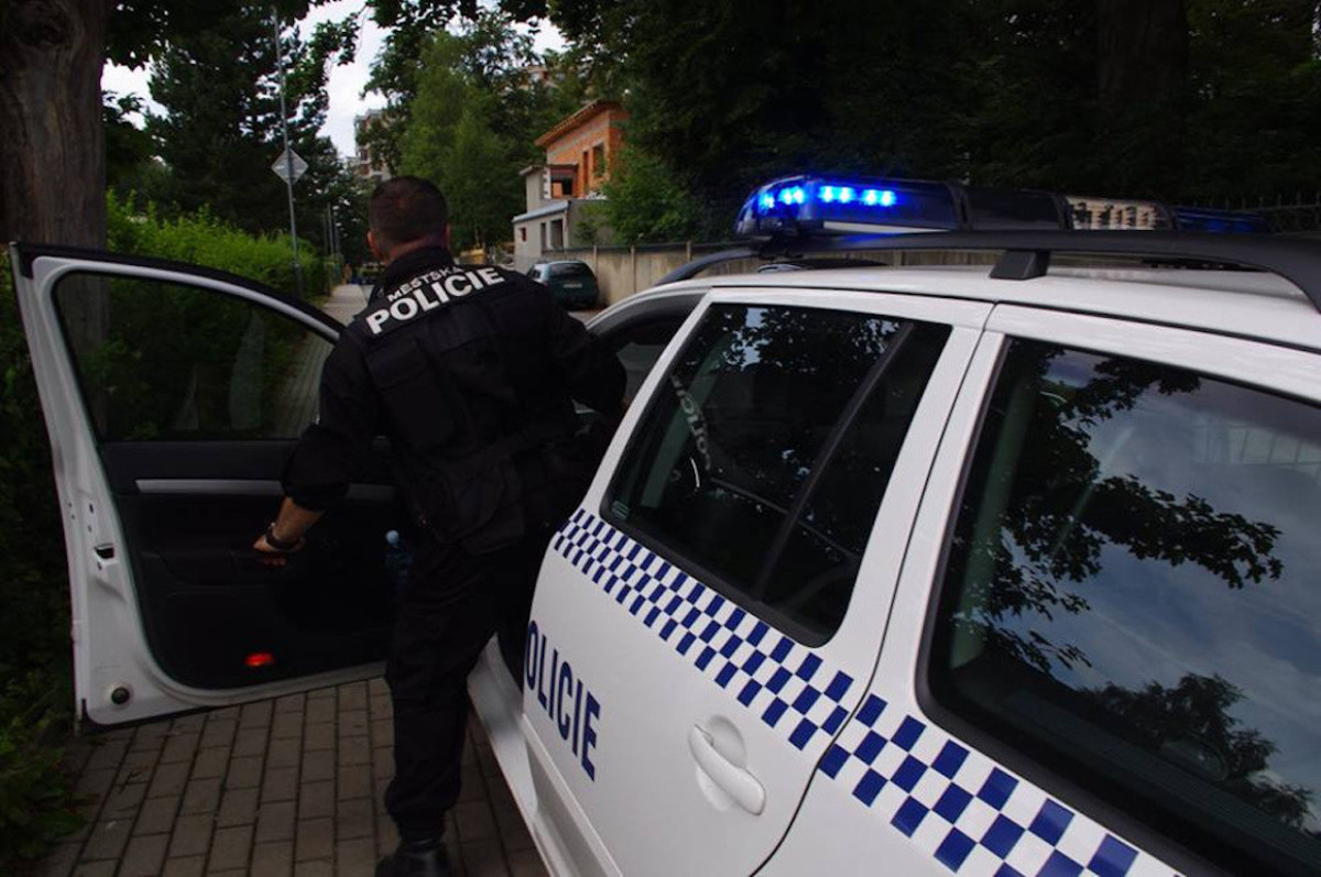 Noční koupání se proměnilo v boj o život. Opilým cizincům musela z řeky pomoct policie