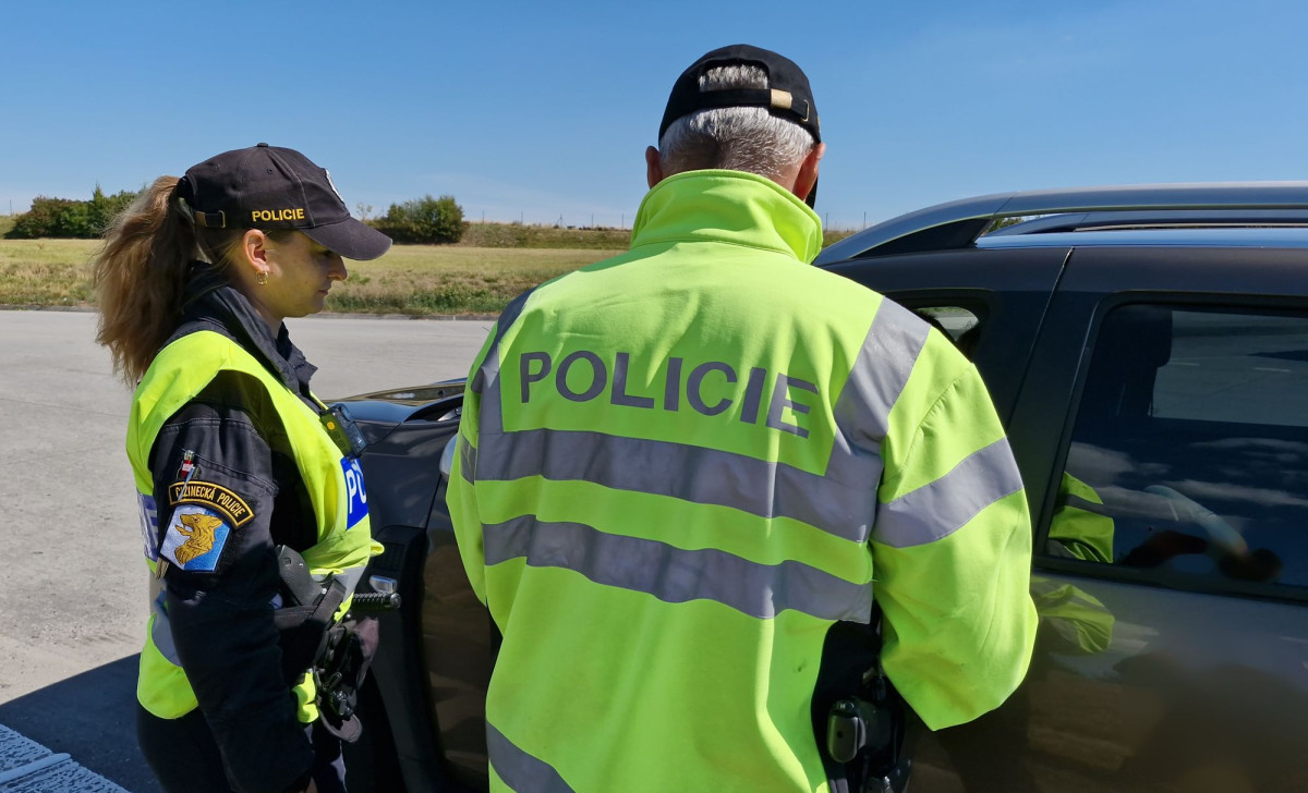 VIDEO: Policisté v minulém týdnu zkontrolovali 300 cizinců, padla i vyhoštění