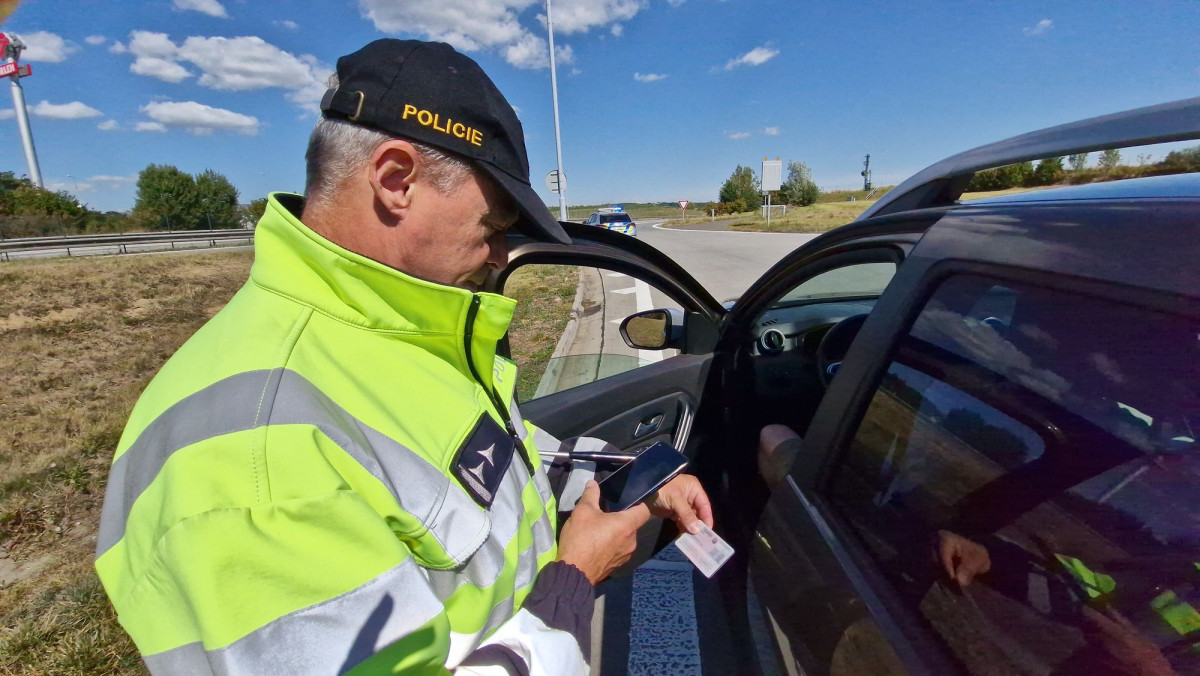 VIDEO: Policisté v minulém týdnu zkontrolovali 300 cizinců, padla i vyhoštění