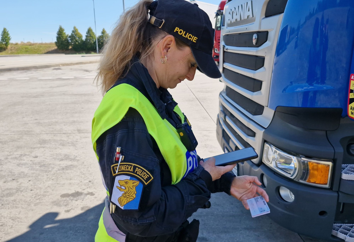 VIDEO: Policisté v minulém týdnu zkontrolovali 300 cizinců, padla i vyhoštění
