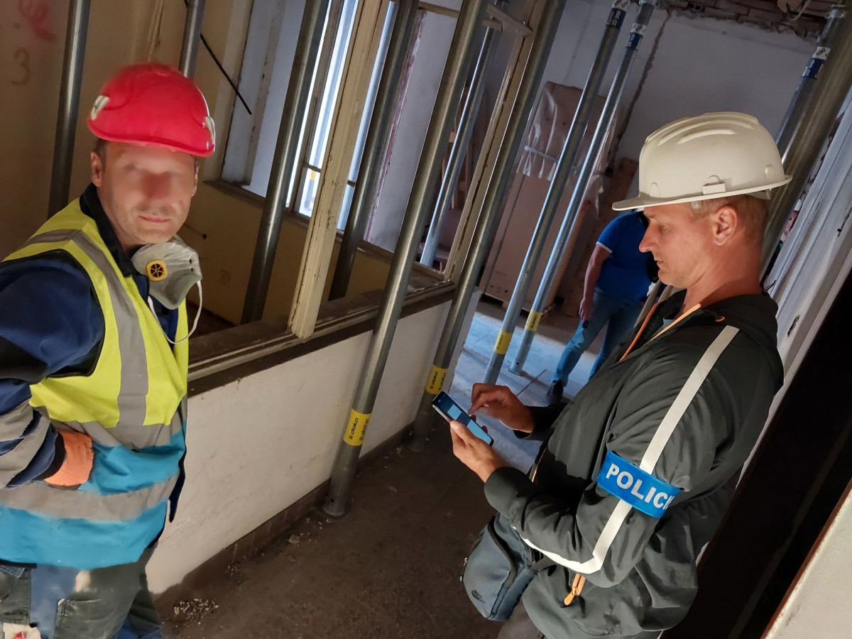 VIDEO: Policisté v minulém týdnu zkontrolovali 300 cizinců, padla i vyhoštění