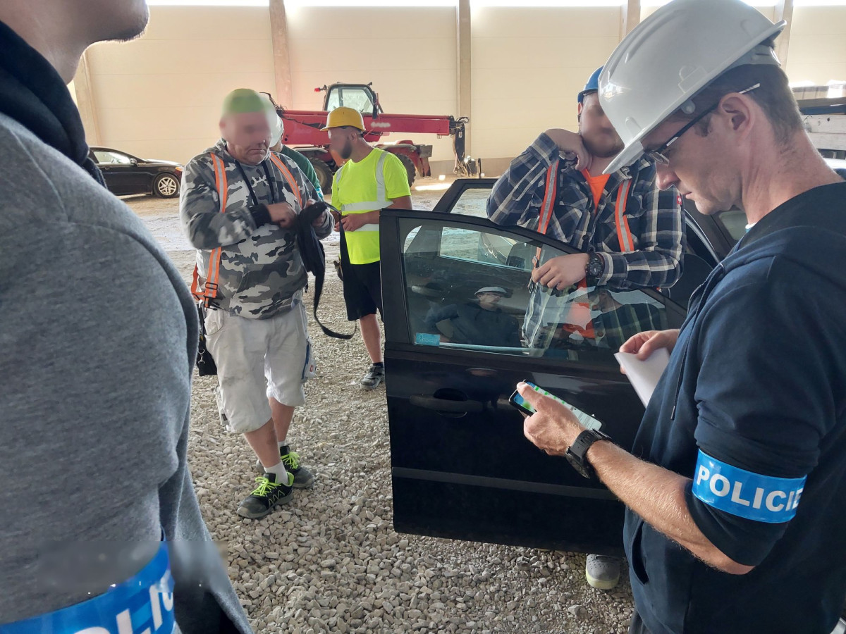 VIDEO: Policisté v minulém týdnu zkontrolovali 300 cizinců, padla i vyhoštění