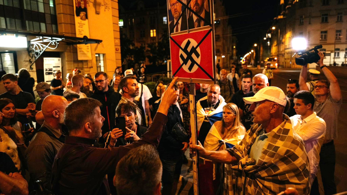 Konflikt pod transparentem s hákovým křížem, Rakušan odmítl přirovnání k fašistům