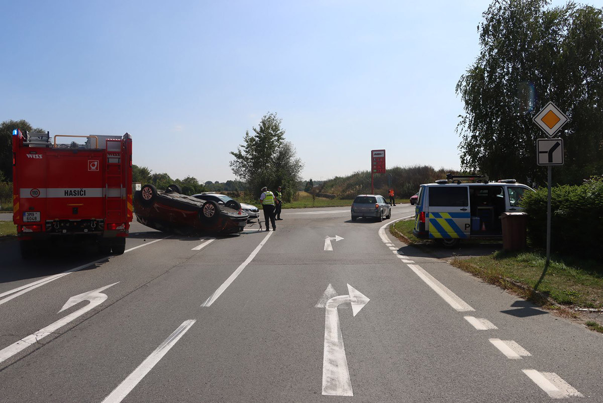 Mladík v Tesle vjel v Olomouci do cesty druhému vozu, starší řidič po havárii skončil v nemocnici