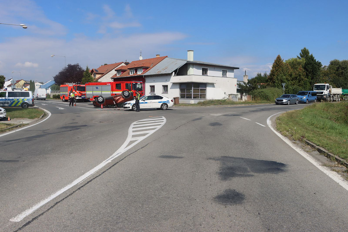 Mladík v Tesle vjel v Olomouci do cesty druhému vozu, starší řidič po havárii skončil v nemocnici