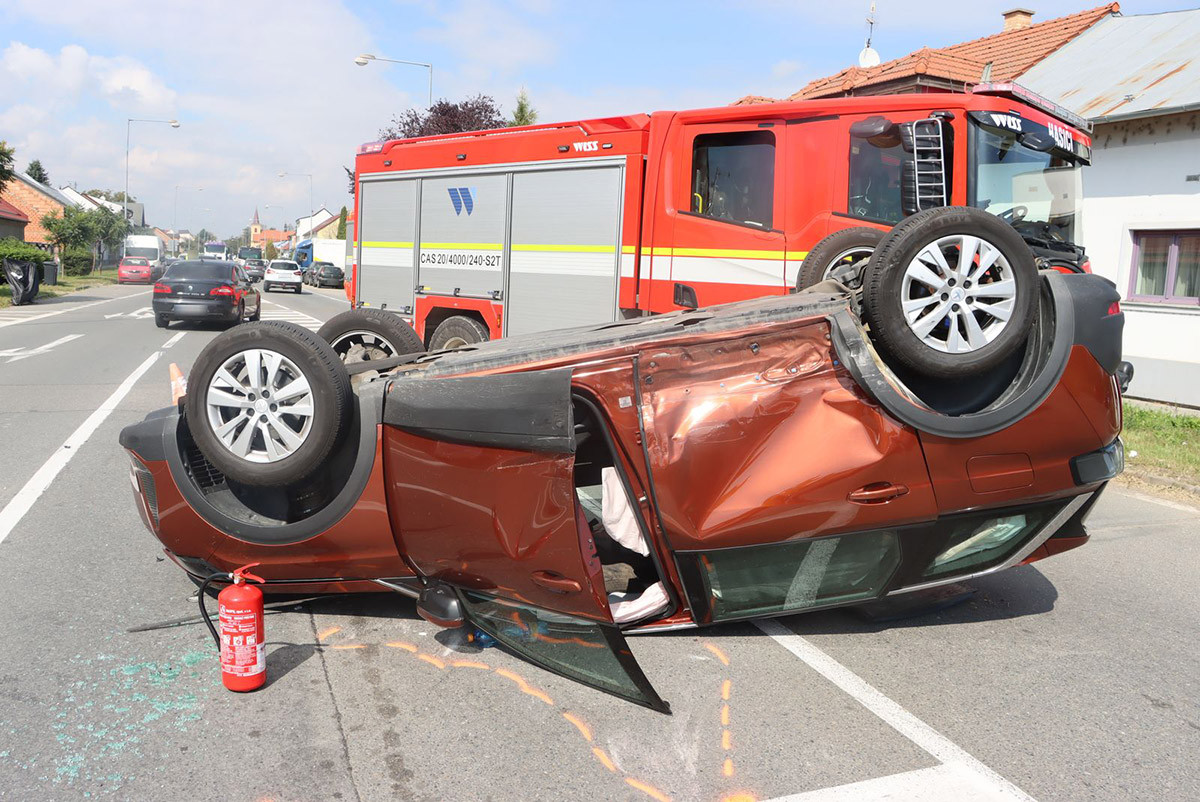 Mladík v Tesle vjel v Olomouci do cesty druhému vozu, starší řidič po havárii skončil v nemocnici