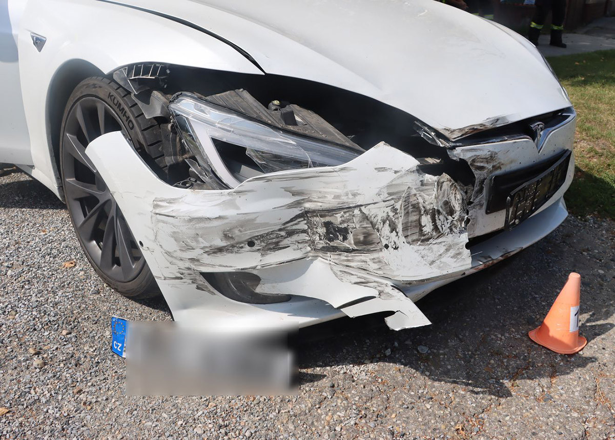 Mladík v Tesle vjel v Olomouci do cesty druhému vozu, starší řidič po havárii skončil v nemocnici