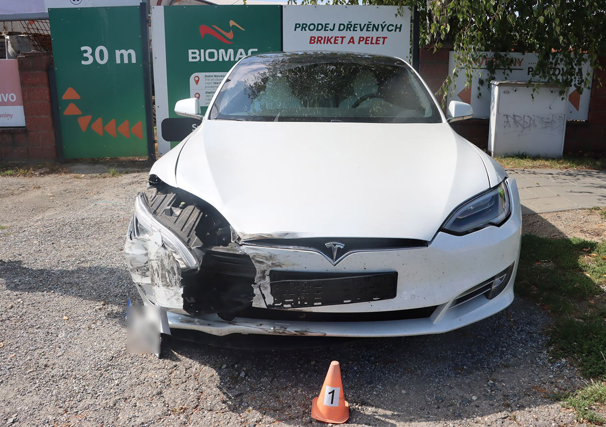 Mladík v Tesle vjel v Olomouci do cesty druhému vozu, starší řidič po havárii skončil v nemocnici