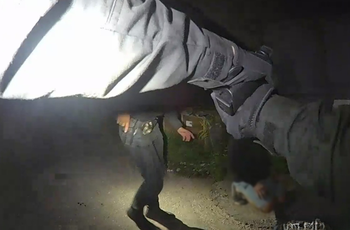 Kaskadérský kousek na ubytovně, zdrogovaný muž vyšplhal do bytu ve čtvrtém patře