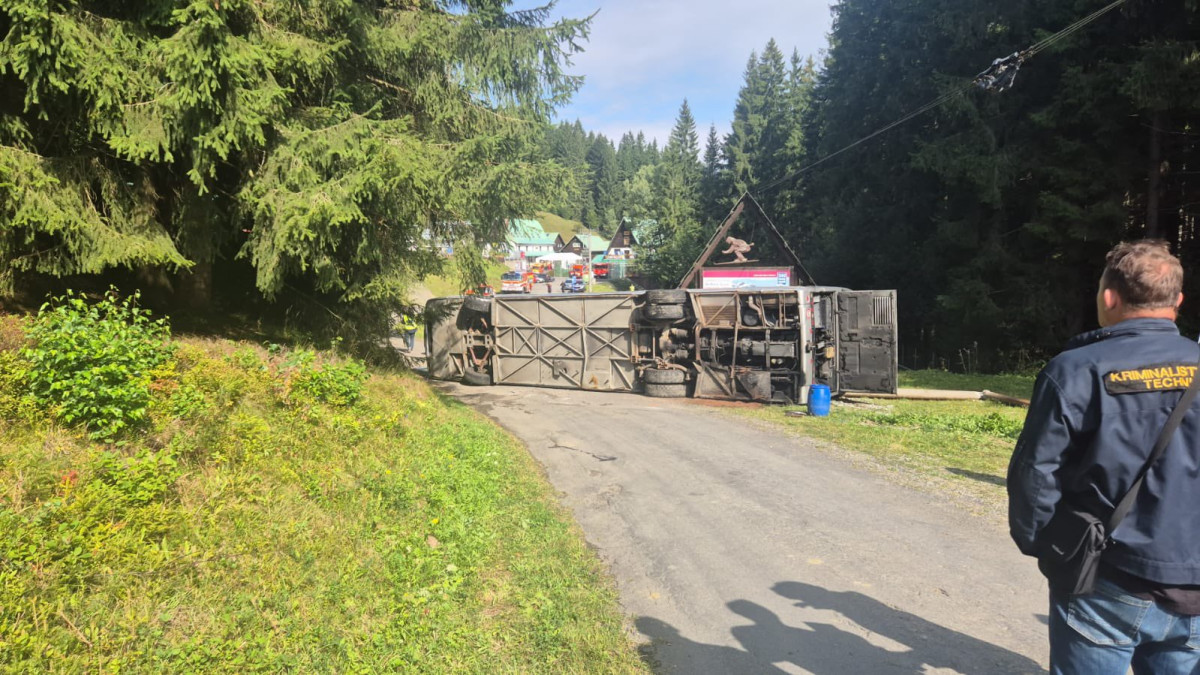 Osm z třicítky zraněných při havárii autobusu v Beskydech zůstalo v nemocnici