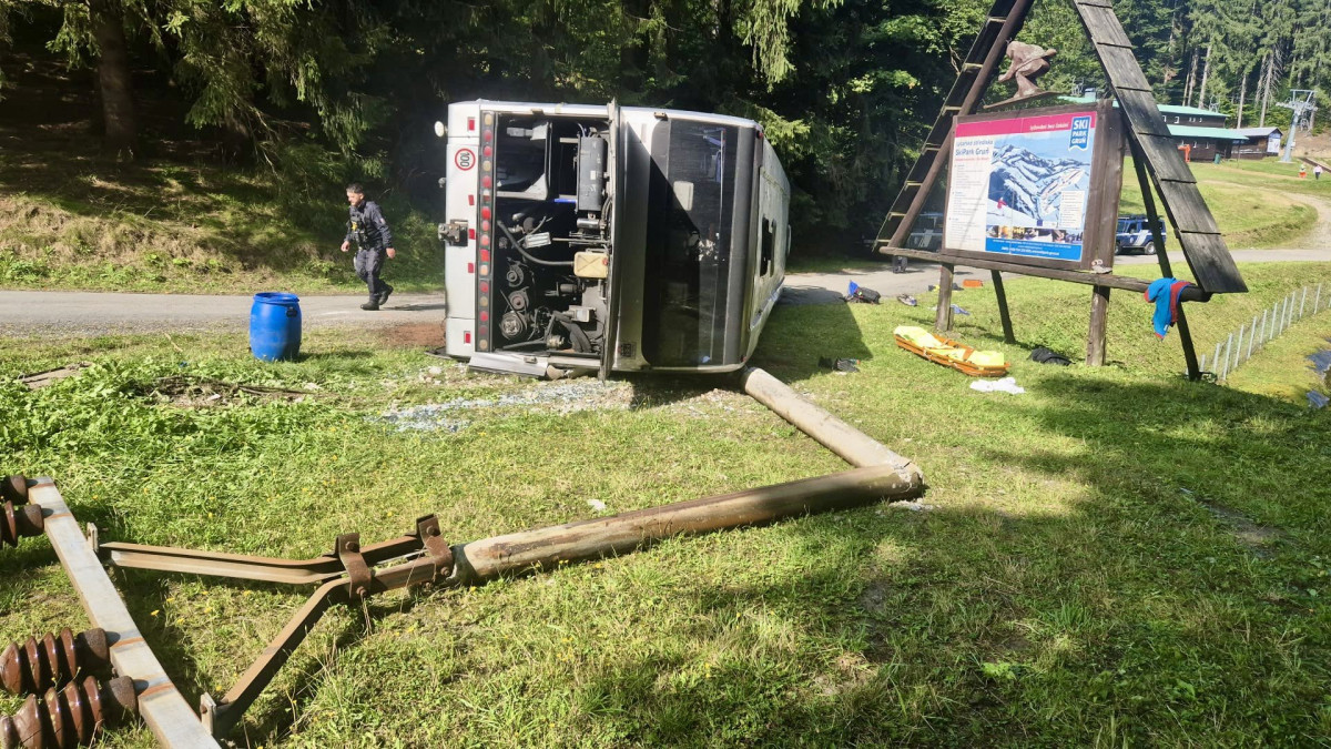 Osm z třicítky zraněných při havárii autobusu v Beskydech zůstalo v nemocnici