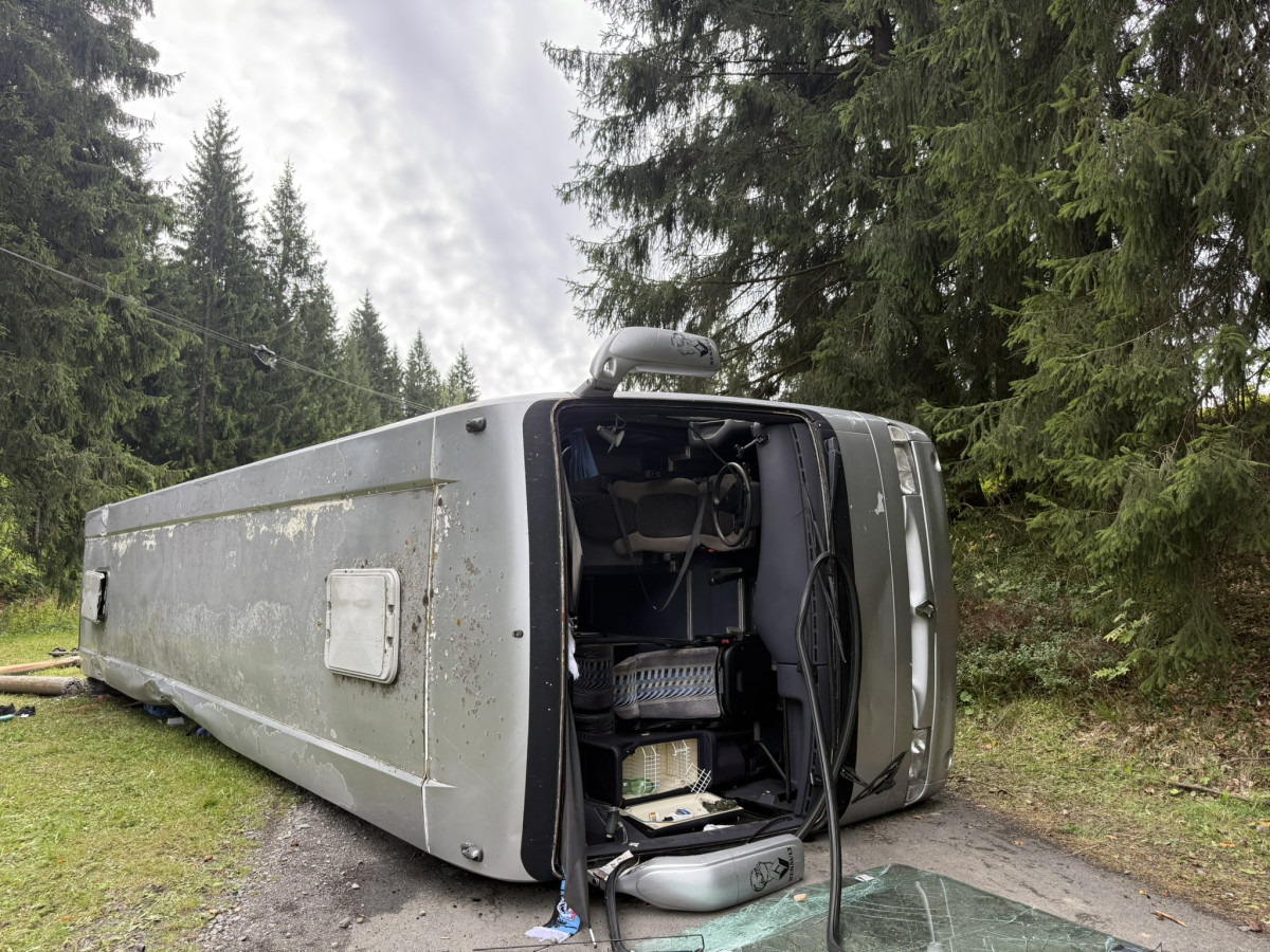 Osm z třicítky zraněných při havárii autobusu v Beskydech zůstalo v nemocnici