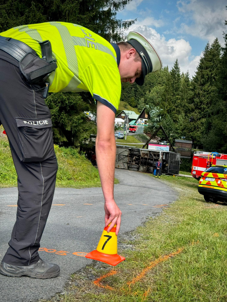 Osm z třicítky zraněných při havárii autobusu v Beskydech zůstalo v nemocnici