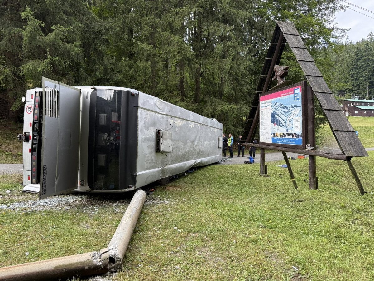 Osm z třicítky zraněných při havárii autobusu v Beskydech zůstalo v nemocnici