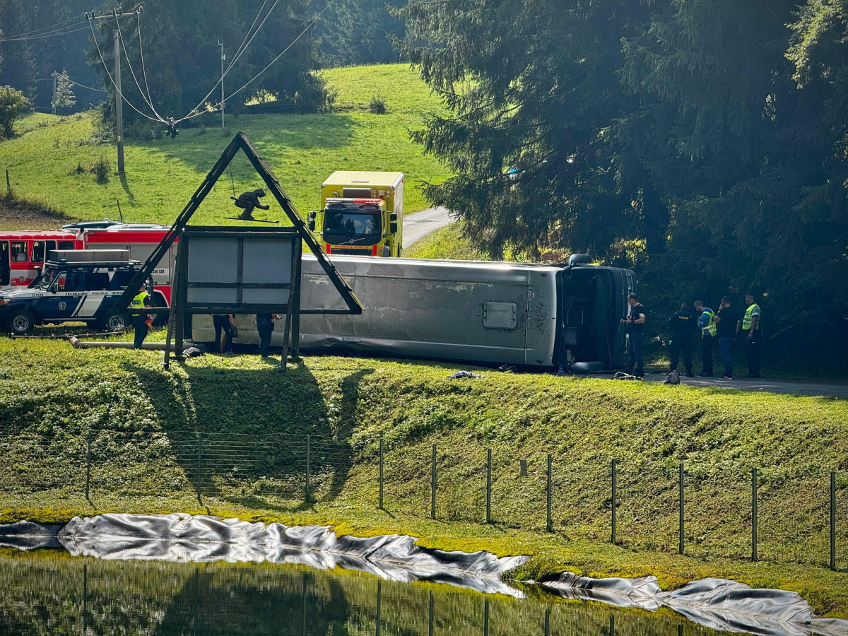 Osm z třicítky zraněných při havárii autobusu v Beskydech zůstalo v nemocnici