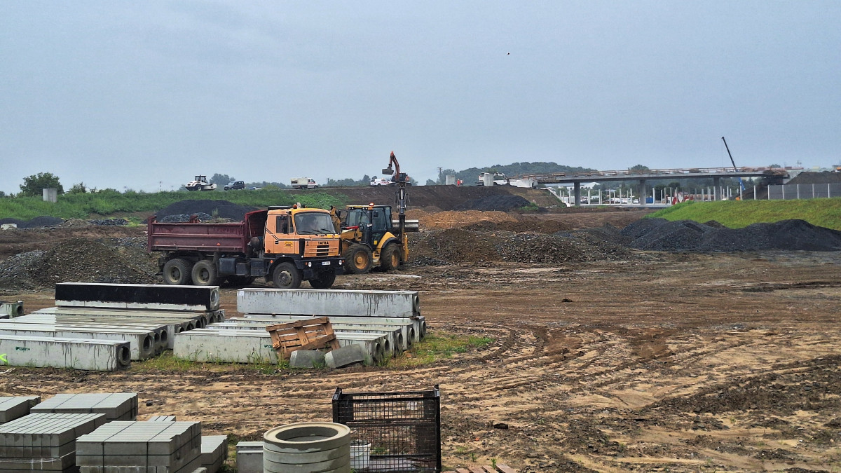 Kdo za to může? Náhradní zeleň u stavby D1 u Přerova chybí už dva roky