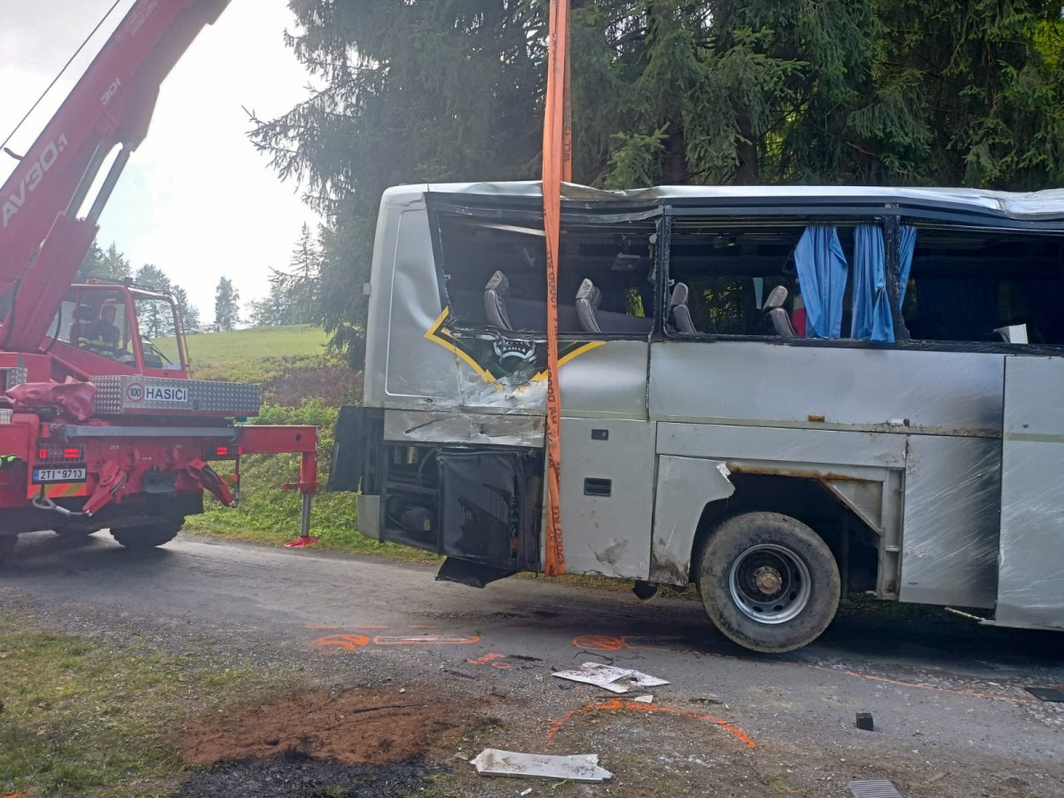 Osm z třicítky zraněných při havárii autobusu v Beskydech zůstalo v nemocnici