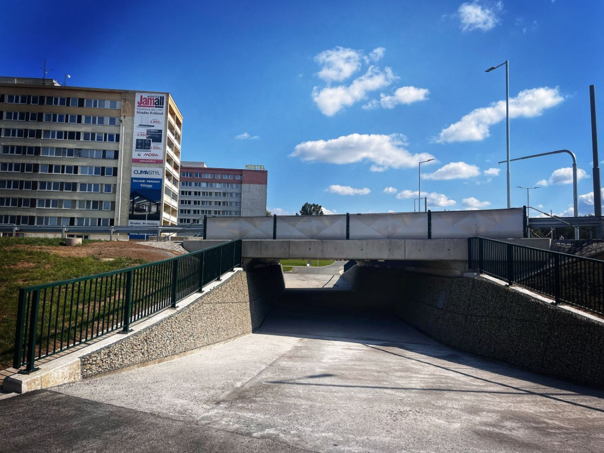 Hradecká Mileta mění tvář: průjezd otevřen, podchod a cyklostezka na spadnutí