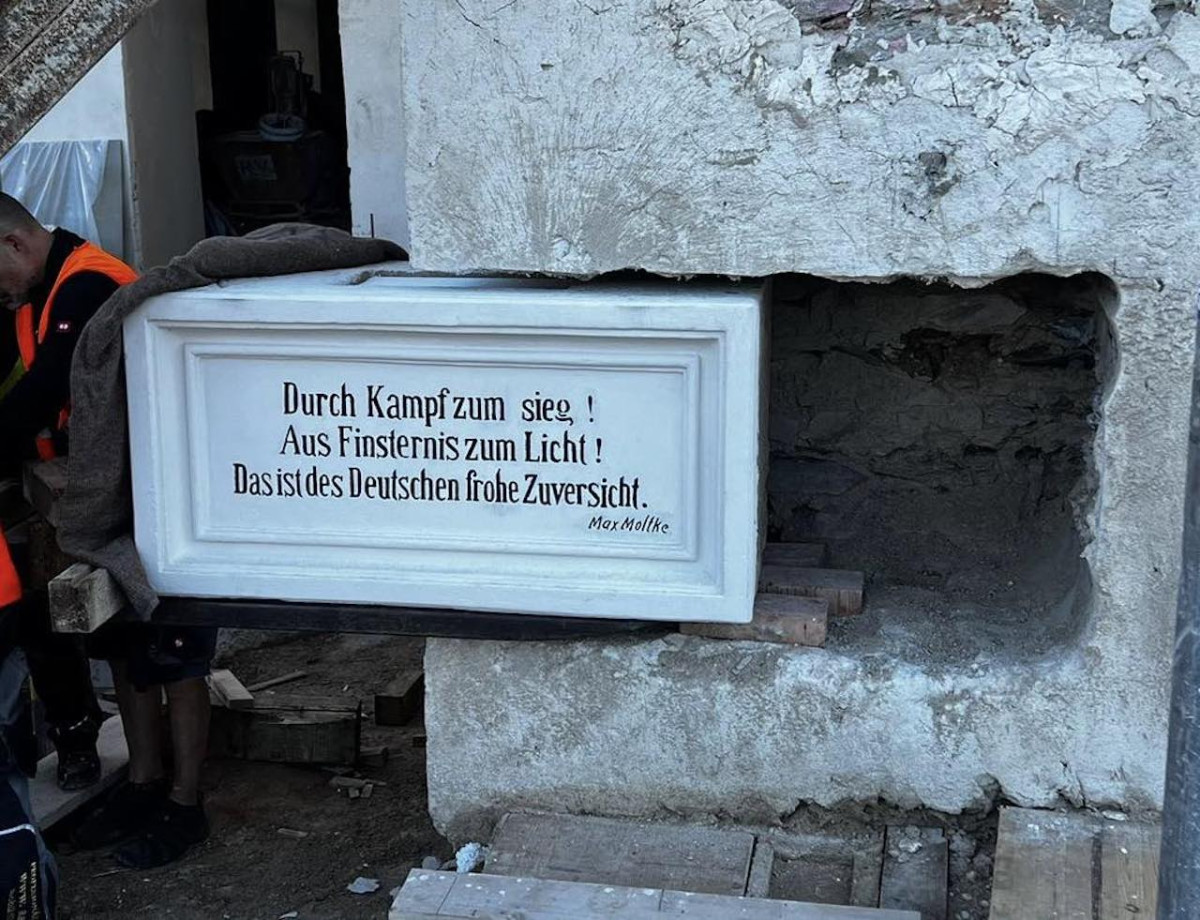 Základní kámen Slavie je zpět na svém místě, nese poselství pro další generace