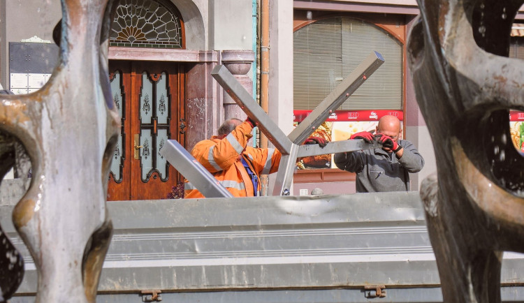 Konec letního provozu mlhovišť v Hradci Králové. Pracovníci je stěhují do skladu