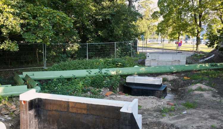 Práce na mostku u hradecké Flošny pokračují podle plánu. Na místě už stojí pilíře