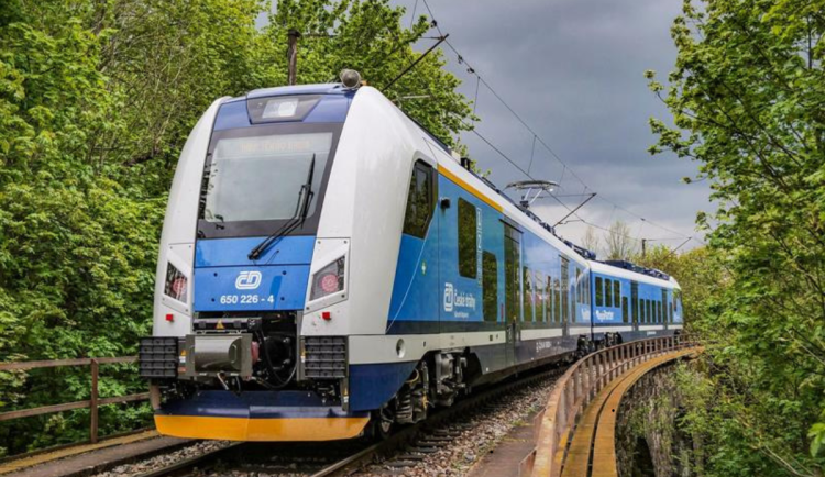 Cestující potrápí výluka na trati ze Staré Paky do Jaroměře. Pojedou autobusy