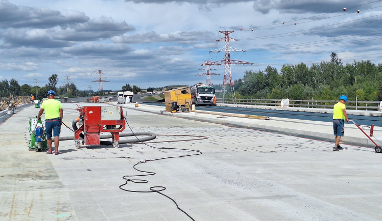 Rozestavěná D1 u Přerova se otevře veřejnosti. Berte kola, koloběžky či brusle, vyzývají silničáři