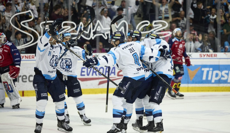 Náraz Vlacha hlavou na mantinel, zlomenina Petrovského. Vysoká cena za vítězství, řekl Kudrna