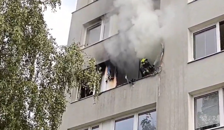 Hasiči zasahovali u požáru bytu v Braníku, z domu evakuovali 68 lidí