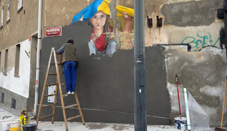 Pražské Nusle přišly o mural ukrajinské holčičky, dům prochází opravou