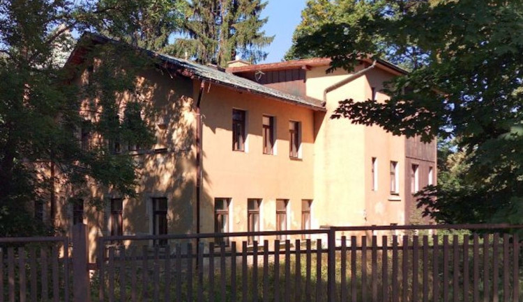 Jablonec zbourá zchátralý zámeček v Kokoníně. Přitahoval osoby bez domova