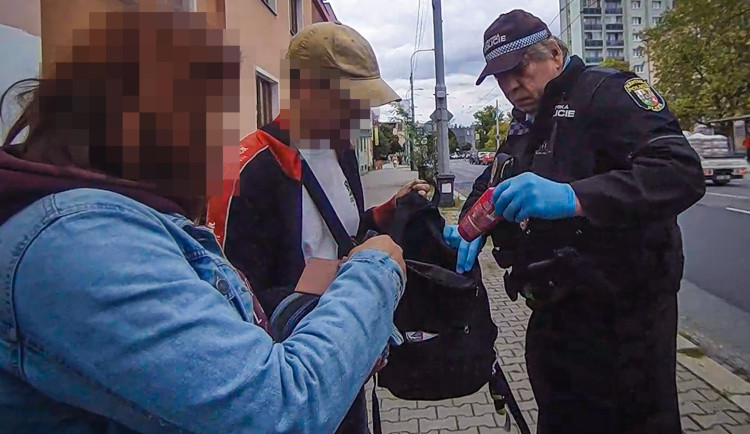 Bizarní hádka dvou přistižených zlodějů přímo před zraky policistů