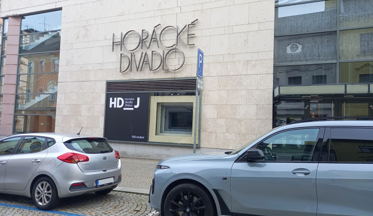 Parkování v Jihlavě XVII: Autem do Horáckého divadla? To není žádný problém