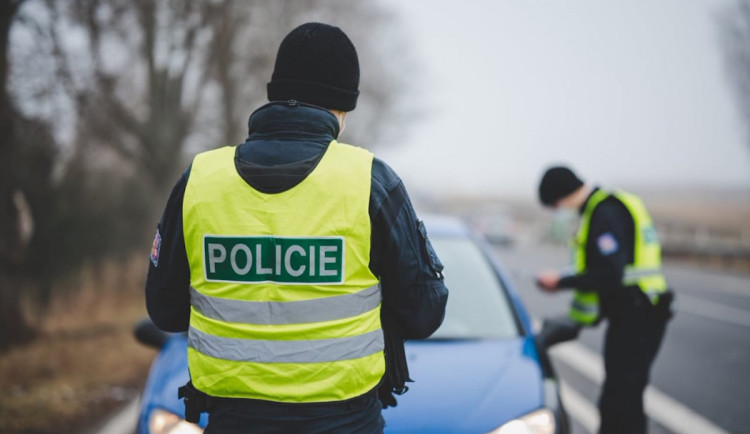 Policie na D3 kontrolovala auta. Hasiči zkoušeli stavbu speciální linky