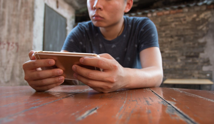 Každá druhá mobilní hra obsahuje hazardní prvky a cílí především na děti