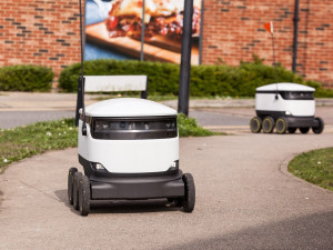 V Karlíně budou jídlo rozvážet roboti. Poznají chodce, silnici přejedou jen po přechodu