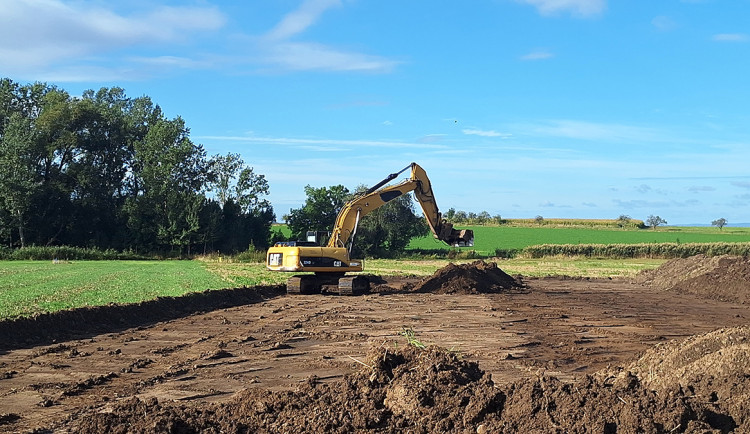 Bagry už chystají území pro nový stěžejní úsek D55 mezi Olomoucí a Přerovem